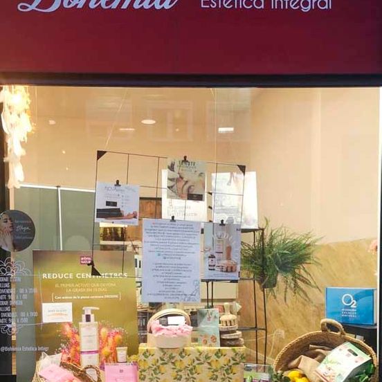 Centre d'Estètica Integral Bohèmia fachada con productos